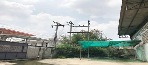 รถหกล้อ ถอยเข้าตัวโกดังได้ พร้อม พื้นที่จอดรถด้านนอก 6-8 คัน ประหยัดเวลาและค่าเดินทางให้ทั้งคุณ พนักงานและลูกค้า กับโกดังให้เช่า 560 ตารางเมตร เพชรเกษม ซอย 1 นครปฐม - KK2966R